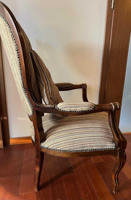 Antyk. Piękny rzeźbiony fotel ludwikowski. Starannie odrestaurowany.