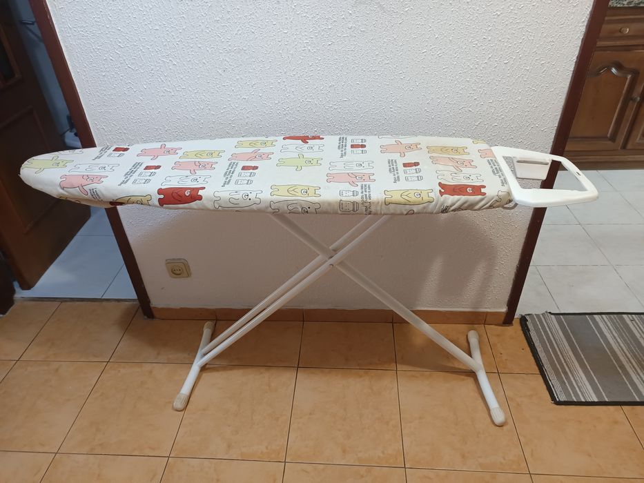 Tábua de engomar, bom estado.