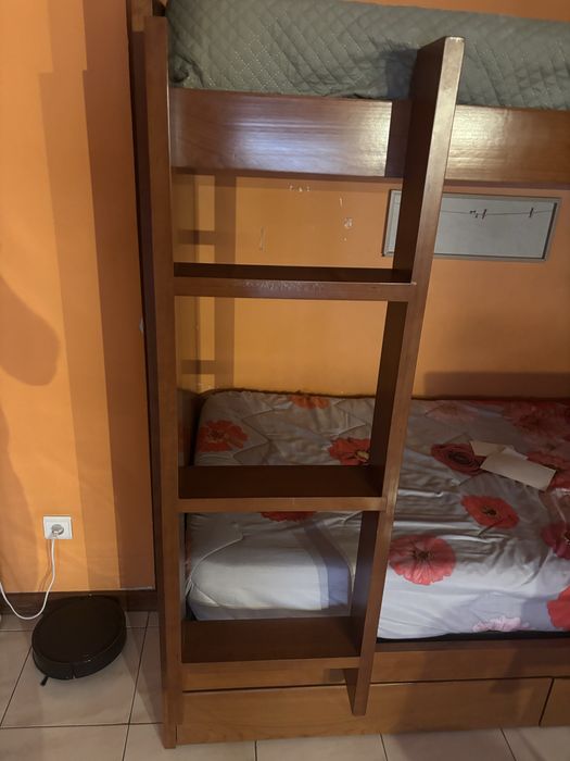 Beliche em madeira mogno com gavetas para arrumação.