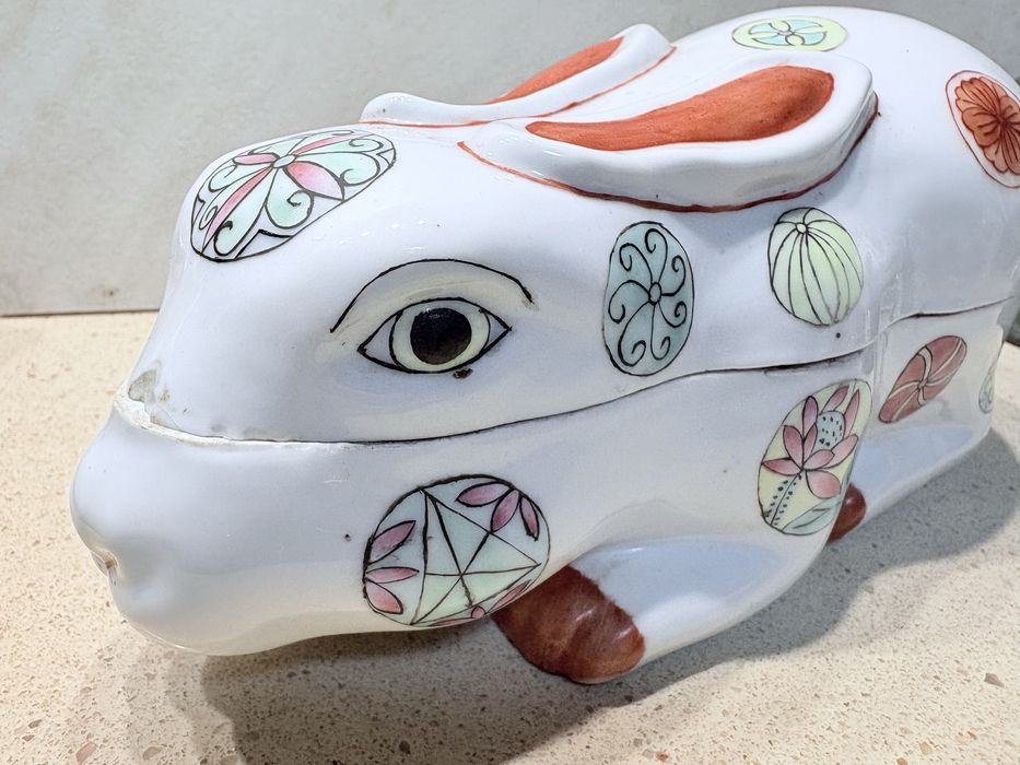 Antiga caixa de incenso japonesa “kogo”de porcelana em forma de coelho