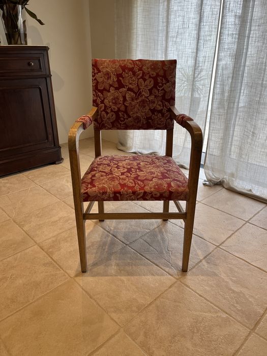 Cadeira vintage com tecido brocado