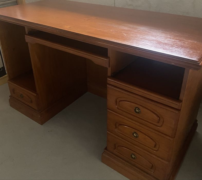 Secretária em bom estado