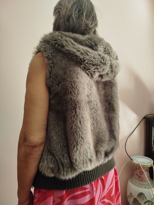 Colete de pêlo com capuz