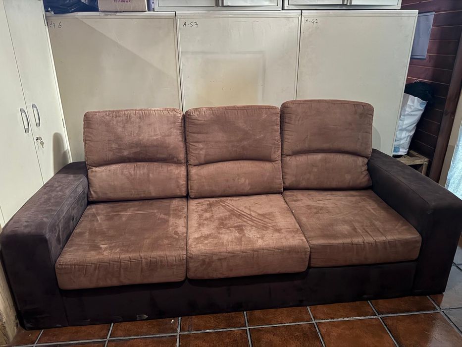 Sofá de 3 a 4 lugares em tecido lavável, em excelente estado.