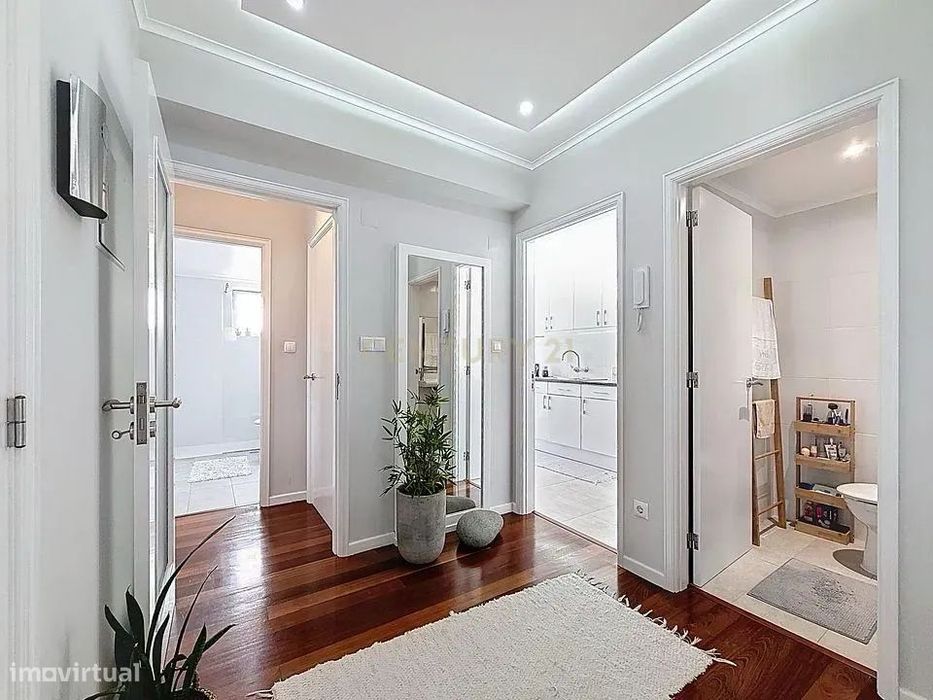 T3 Renovado com Vista Mar e Cidade – 7º Andar com Excelente Exposição