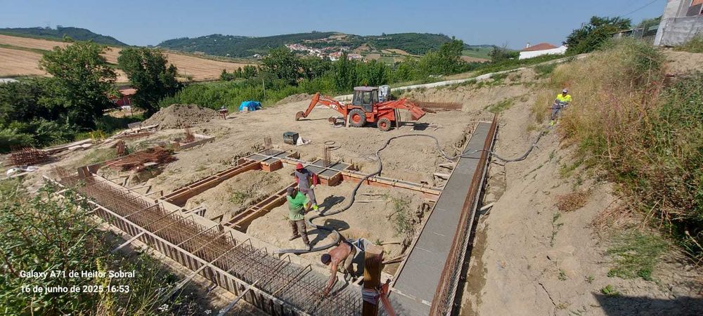 Cofragem, armação de ferro e escavações.