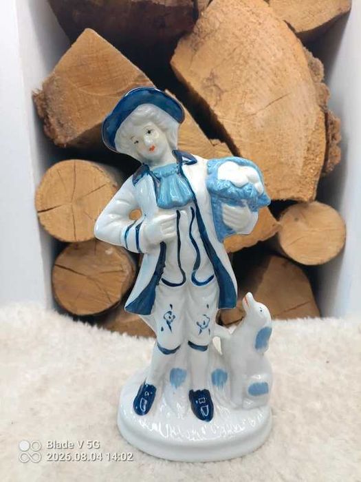 Stara porcelanowa figurka lata 60 sygnowana