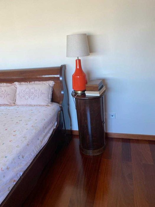 Cama Império de nogueira (colchão novo) e duas mesas de cabeceira