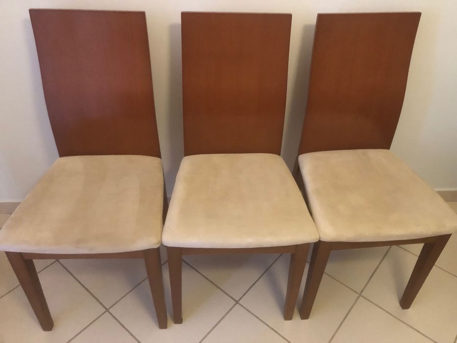 Cadeira de madeira com acento em veludo beje