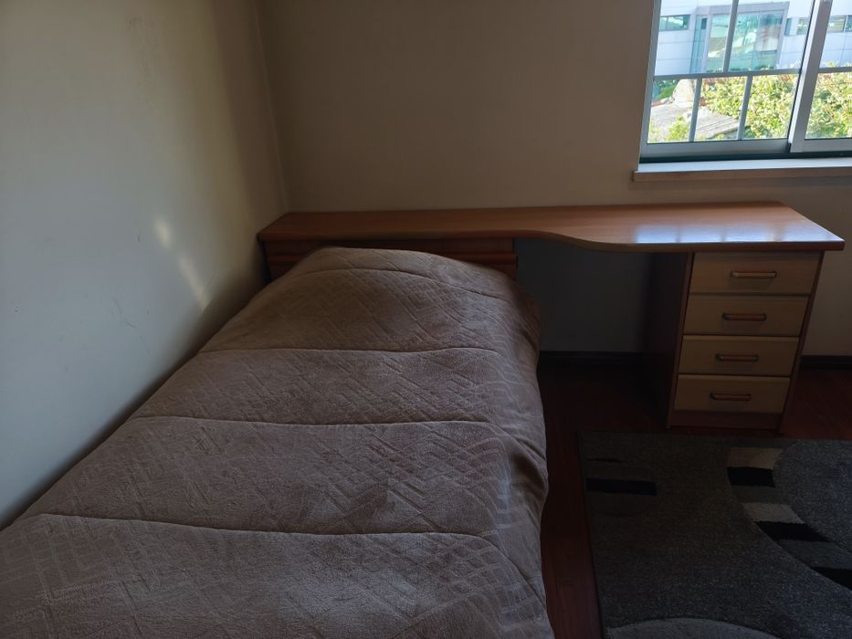 Conjunto de cama de solteiro e mesa de estudo