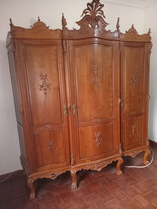 Roupeiro estilo D João V em madeira de castanho totalmente restaurado