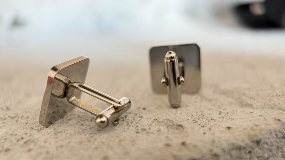 Spinki do mankietów. Ręczny grawerunek