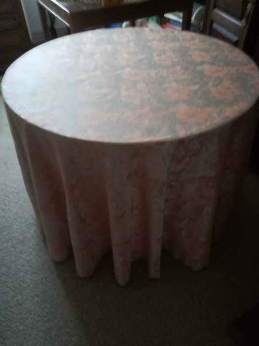 mesa redonda com camilha