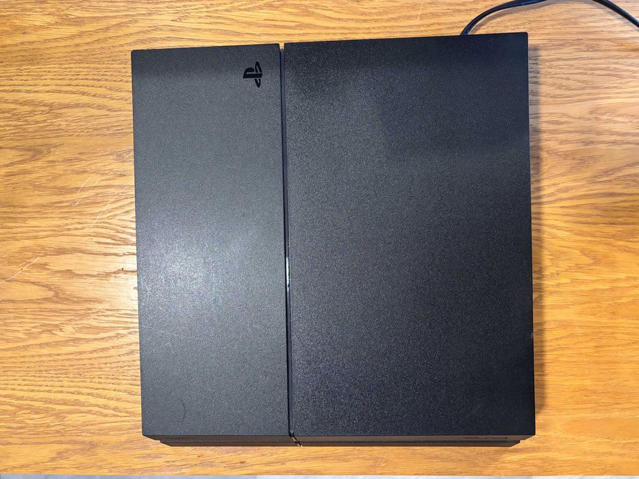 PlayStation 4 + comando + Modern Warefare II (sem caixa)