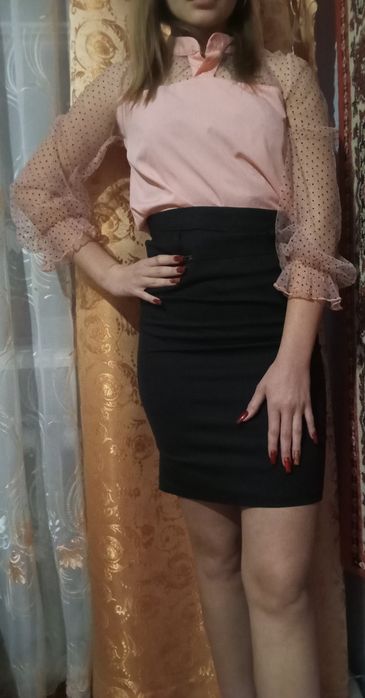 Елегантна блуза ніжно рожевого кольору з прозорими рукавами ліхтарикам