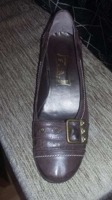 Sapatos novos castanhos