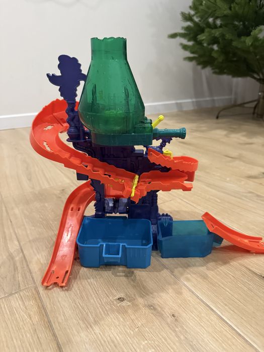 Гірка Hot Wheels «хімічна станція»