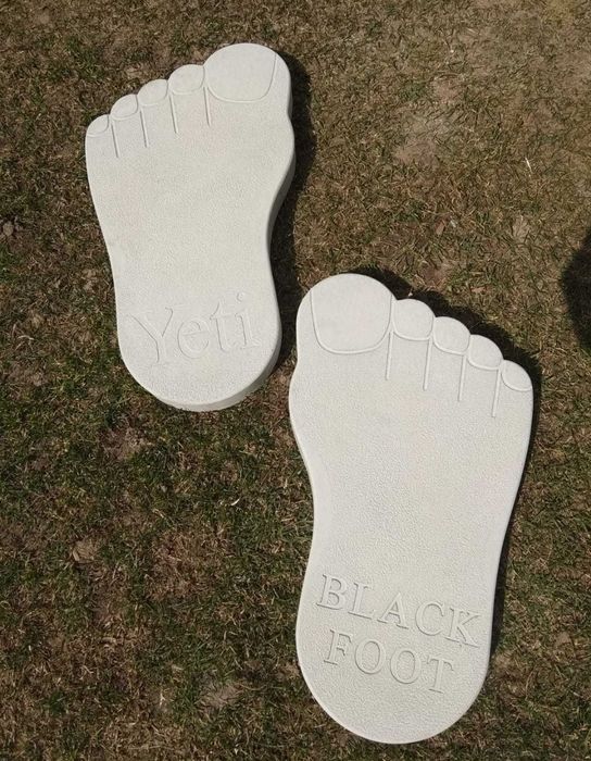 Stopy na ścieżkę do ogrodu