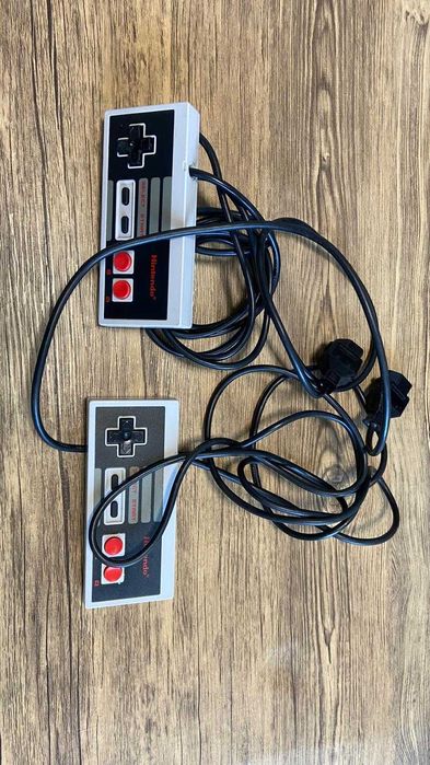 Consola Nintendo NES + 2 comandos