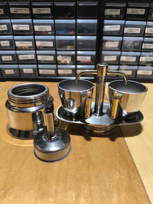 Cafeteira italiana para dois cafés