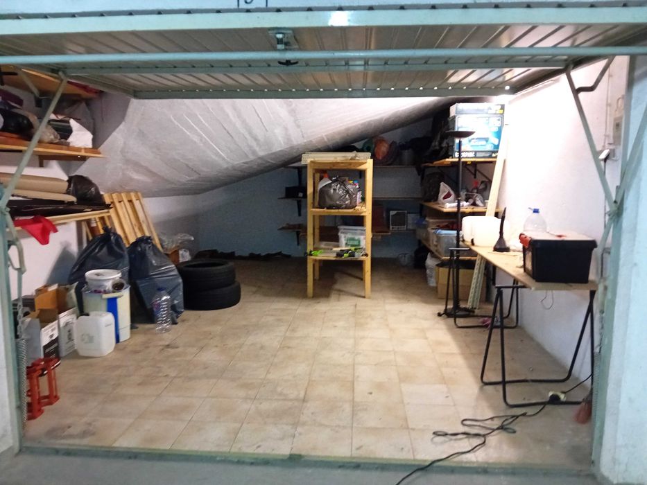 Garagem de 30 m² no Feijó, Almada – Oportunidade Rara na Zona