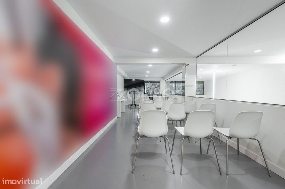 Commercial shop, 2 floors, 4 parking spaces located in Boavista