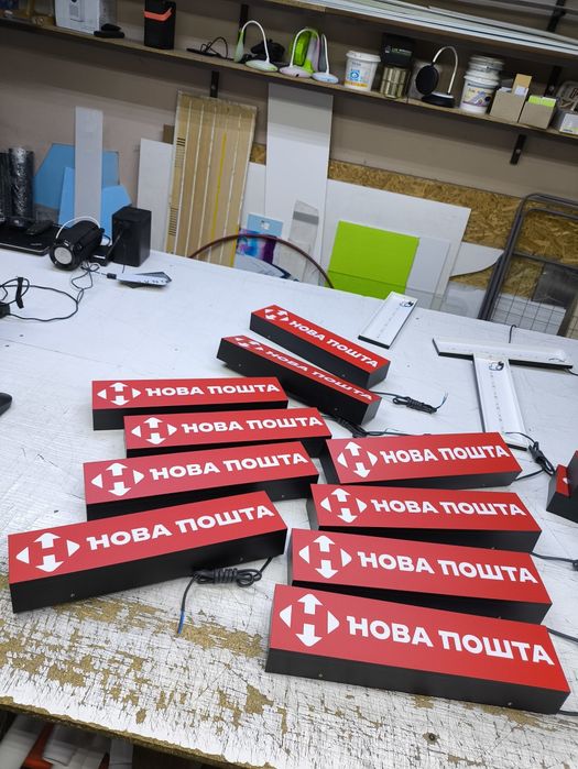 Табличка для кур'єрів під скло автомобіля. Нова пошта, Укр пошта, Sat, Glovo, та інші. Наліпки