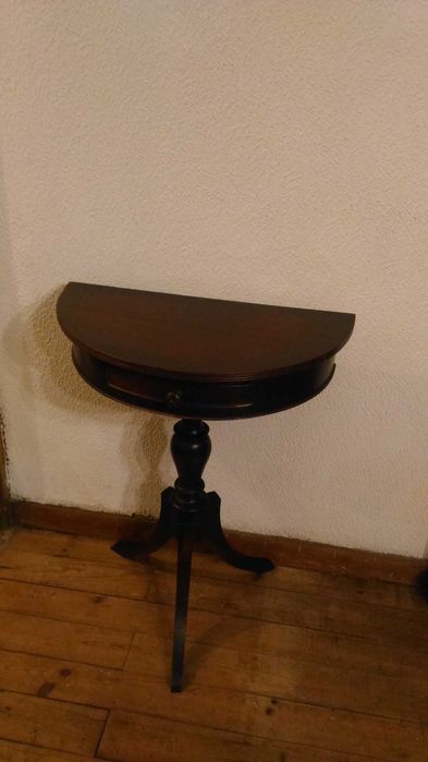 Mesa  em madeira de mogno. Bom estado