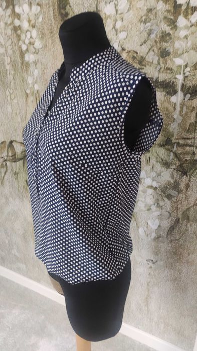 Bluzka bez rękawów w groszki
M / 38