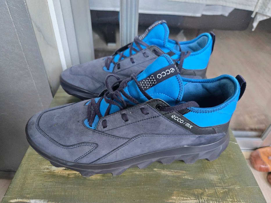 Tenis azuis da marca ECCO