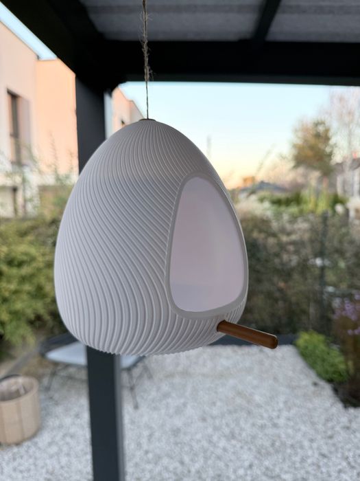 Nowoczesny karmnik dla ptaków – stylowy, lekki biały