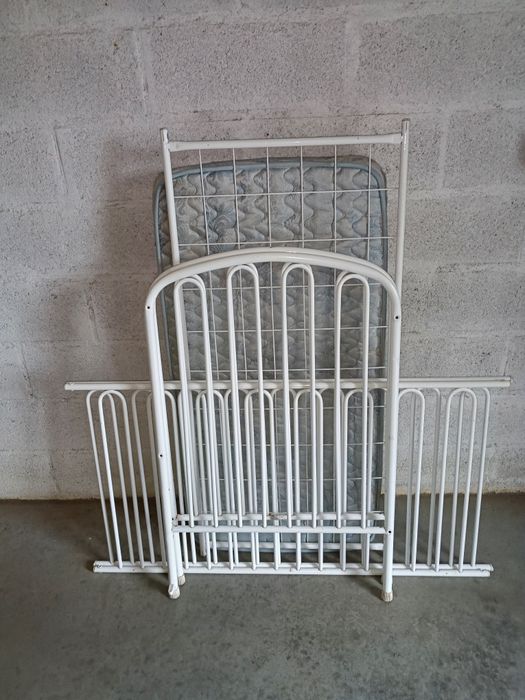 Berço metálico para criança, estrado e colchão, medidas:126/63/100alt
