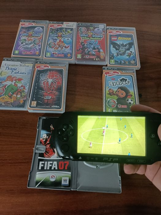 PSP  com carregador e 8 jogos