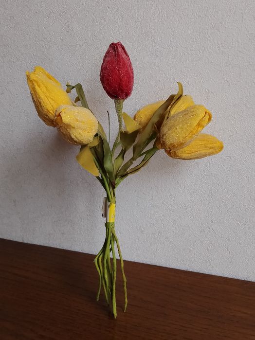 Штучний букет, бутони тюльпанів