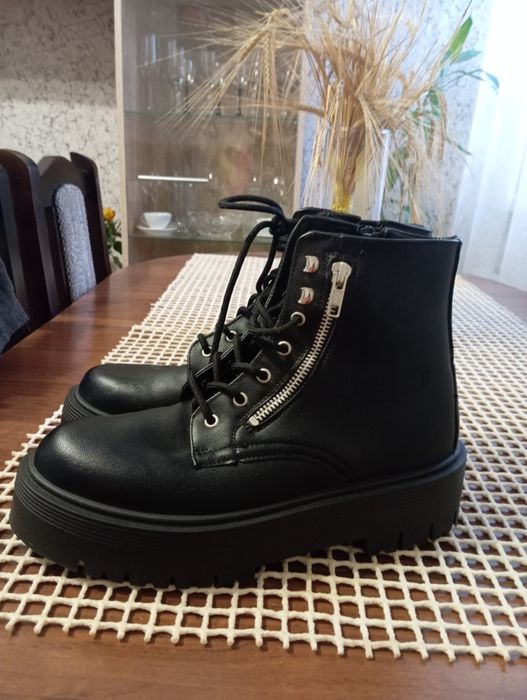 Продам стильные женские ботинки