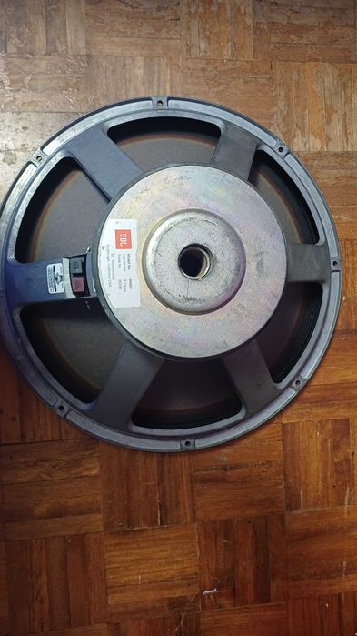 1 Altifalantes JBL 2042H