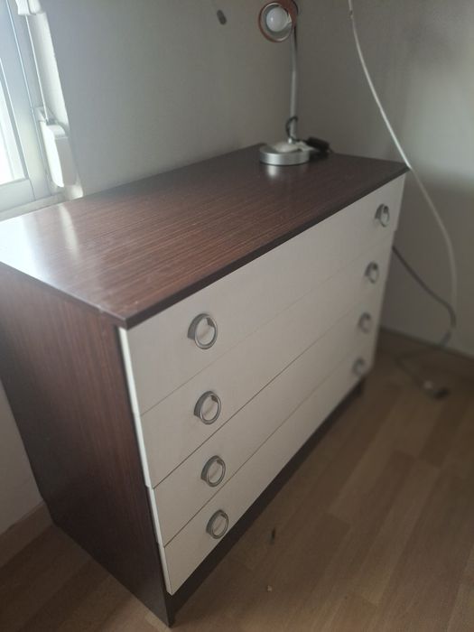 Comoda usada com 4 gavetas