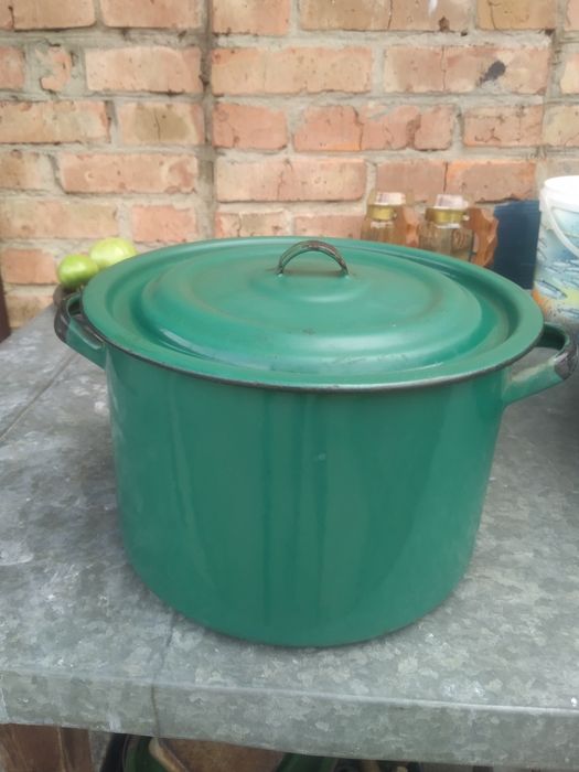 Продам кастрюлю эмалированную на 9 л