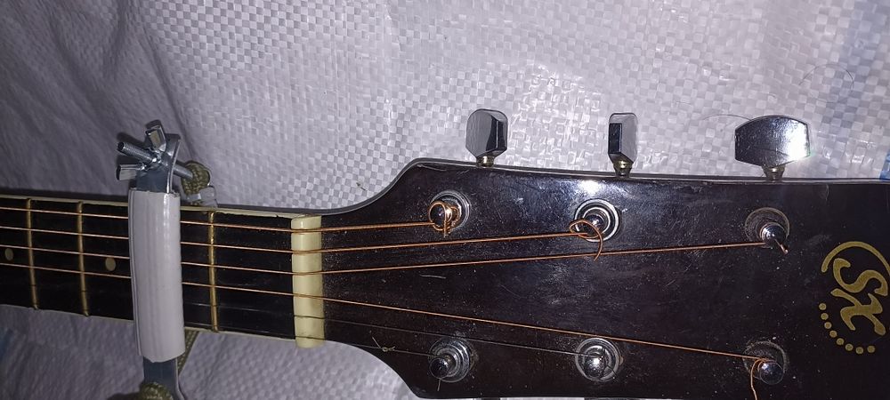 Універсальний каподастр - від класичної, до 12 струнної гітари.