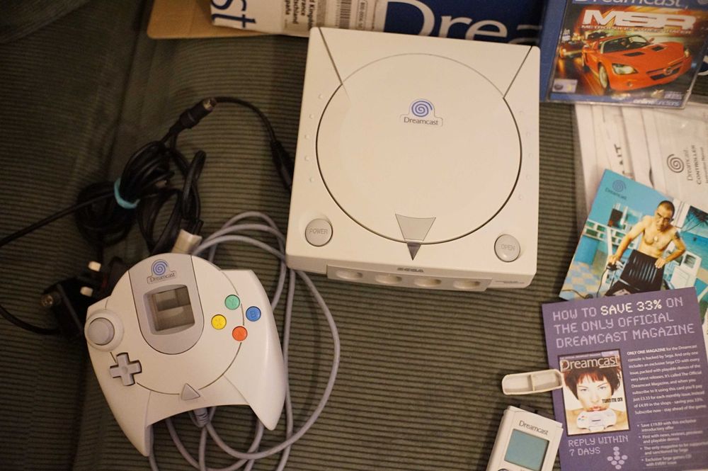 Sega Dreamcast konsola - pudełko, gra MSR, VMU, pad, kable