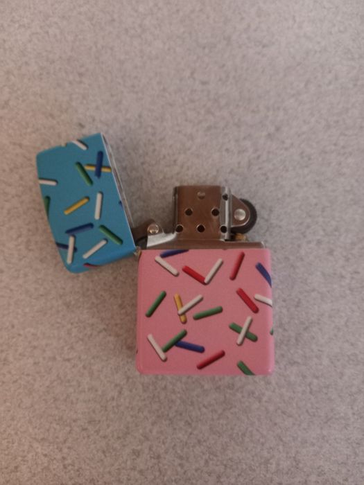 Продам зажигалку Zippo