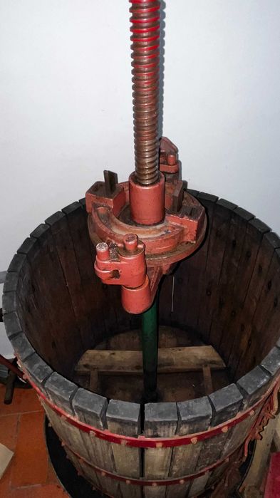 Prensa de Vinho em Madeira e Esmagadora de Rolos