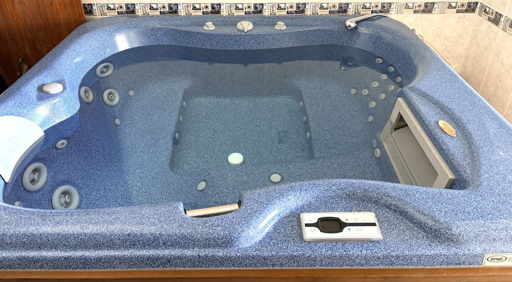 Excellente original Jacuzzi / Wirlpool  com pouco uso - com cobertura