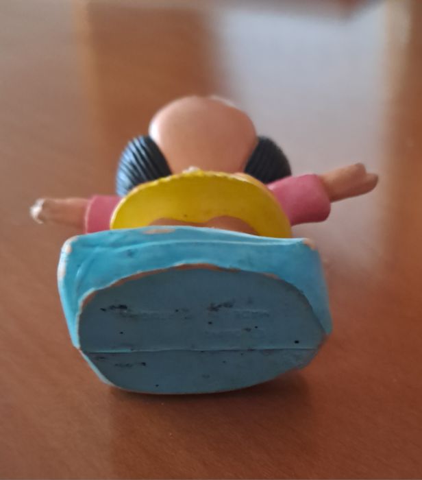 Representação em PVC da personagem Mafalda