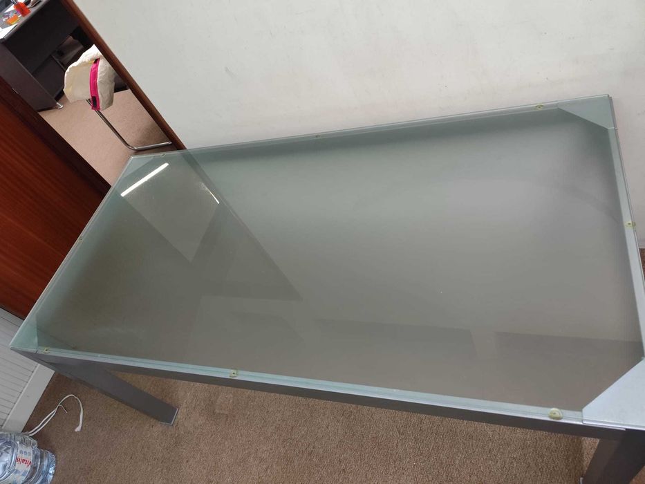 Mesa em vidro fosco para refeição ou reuniões
