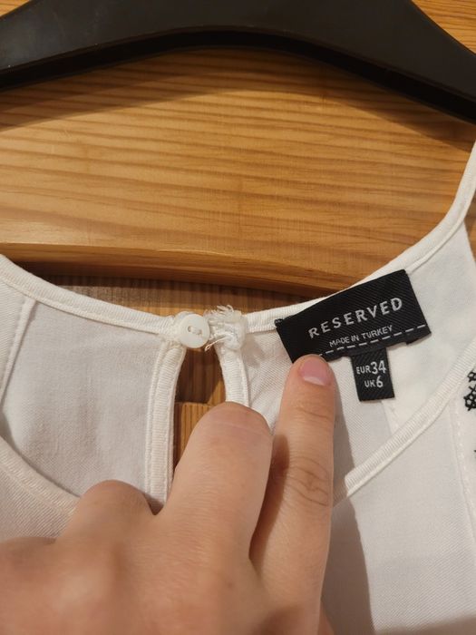 Letnia sukienka na ramiączkach z ozdobnym haftem (Reserved, 34)
