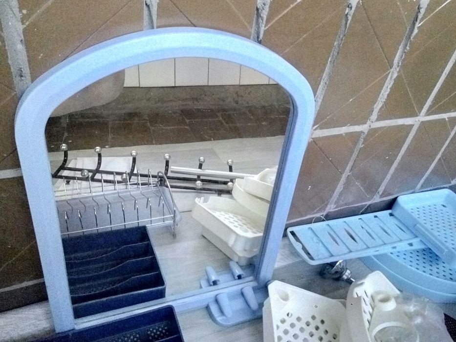 Зeркало, вeшалка, дeржатeль, люстра.Всe для сьeмной кварт. для дачии