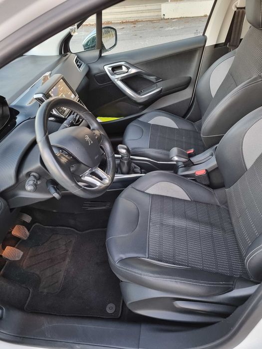 Carro Peugeot 2008