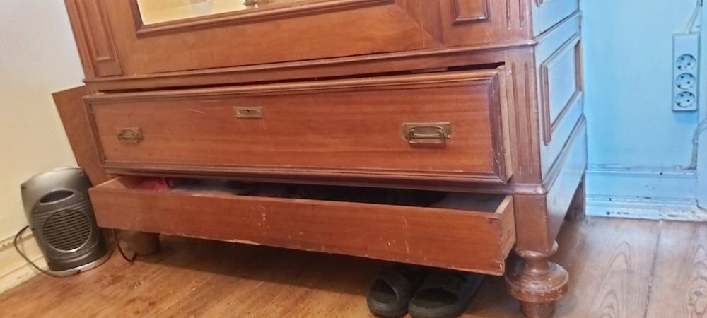 Oportunidade! Cama e Roupeiro "Vintage" (antigo e em madeira)