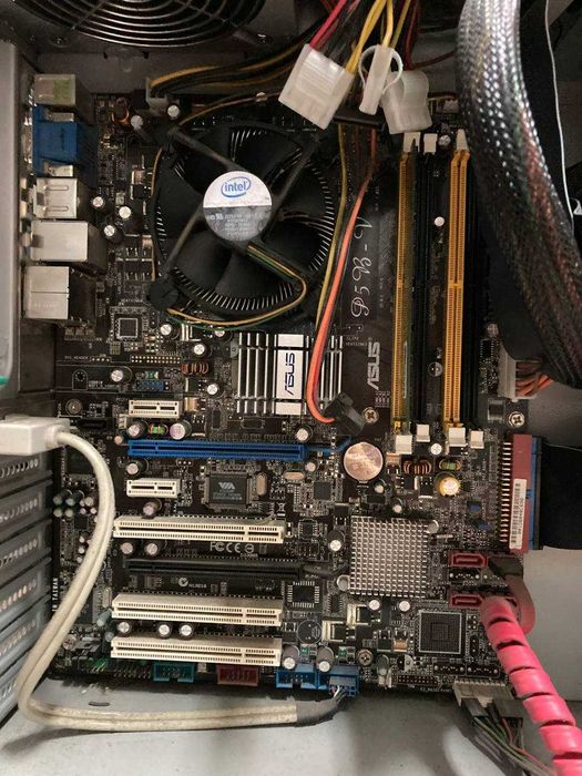 Дуже старий ретро комп'ютер з WINDOWS 98.